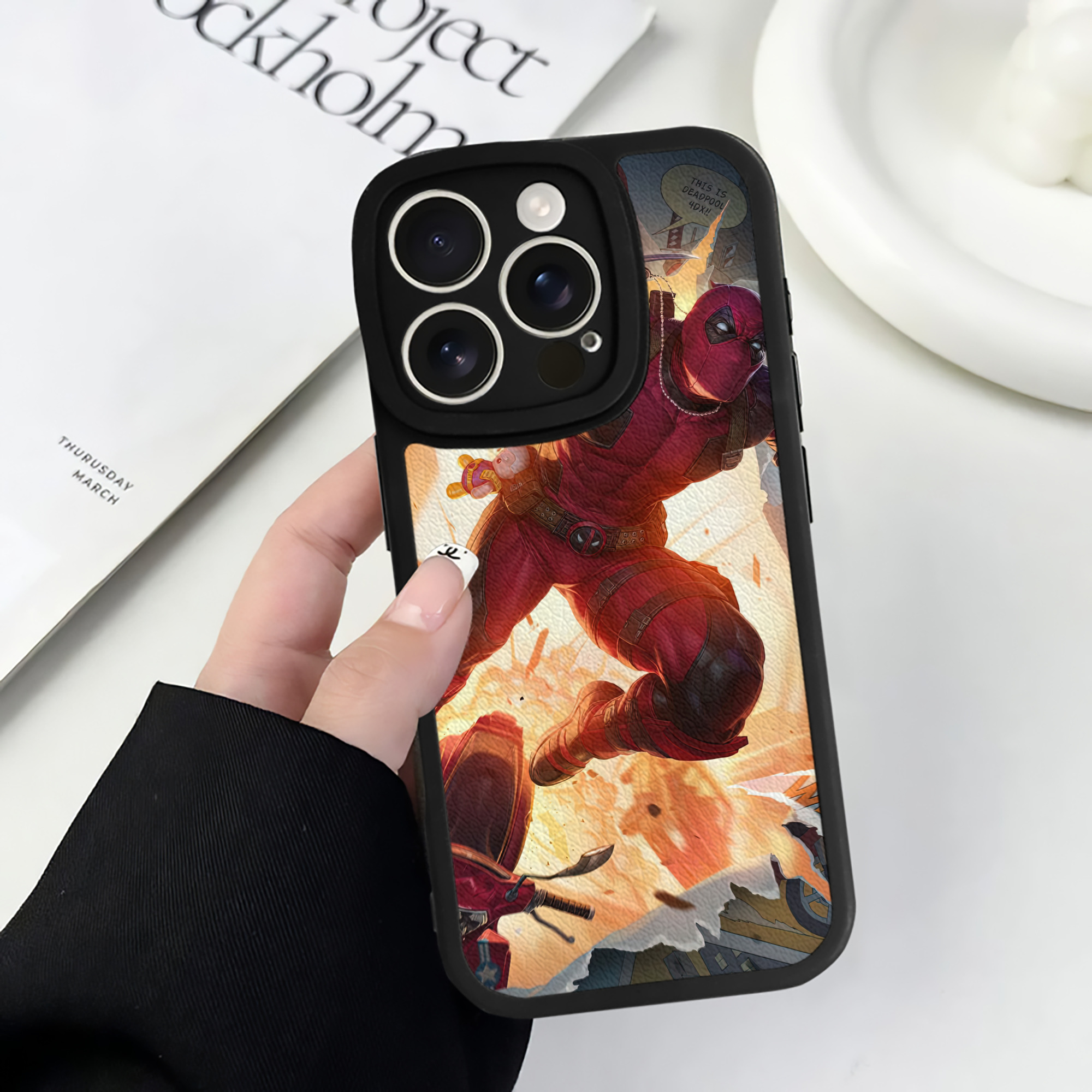 （画像用） Deadpool デッドプール 【iPhone 16シリーズ対応】シリコンスマホケース（レザー調） 材質：シリコン